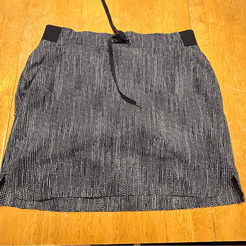 Athleta 8 Midtown Batik Skort navy blue stretch waist shorts liner skirt EUC